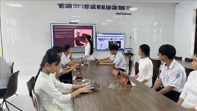 Thư viện thông minh được thiết kế lại thành các khu vực đa năng giữa truyền thống và kết nối hiện đại. (Ảnh: Văn Dũng/TTXVN)